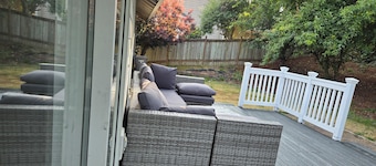 Cozy 5-bedroom house and 3 baths  next to Wild Waves Theme & Water Park AC, WiFi