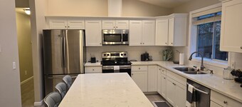 Cozy 5-bedroom house and 3 baths  next to Wild Waves Theme & Water Park AC, WiFi