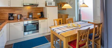 Kjøleskap, mikrobølgeovn, ovn og oppvaskmaskin