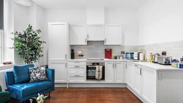 Køleskab, mikrobølgeovn, ovn, kogeplade