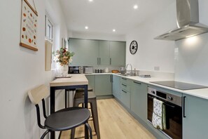 Fridge, microwave, oven, stovetop - Modern Hanover Town House (Brighton and Hove)