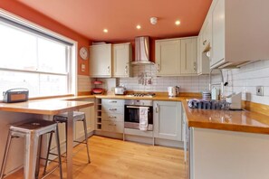 Fridge, microwave, oven, stovetop - Central Seaside Retreat (Brighton and Hove)