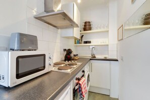 Køleskab, mikrobølgeovn, ovn, kogeplade