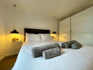 2 habitaciones, escritorio, tabla de planchar con plancha y wifi 