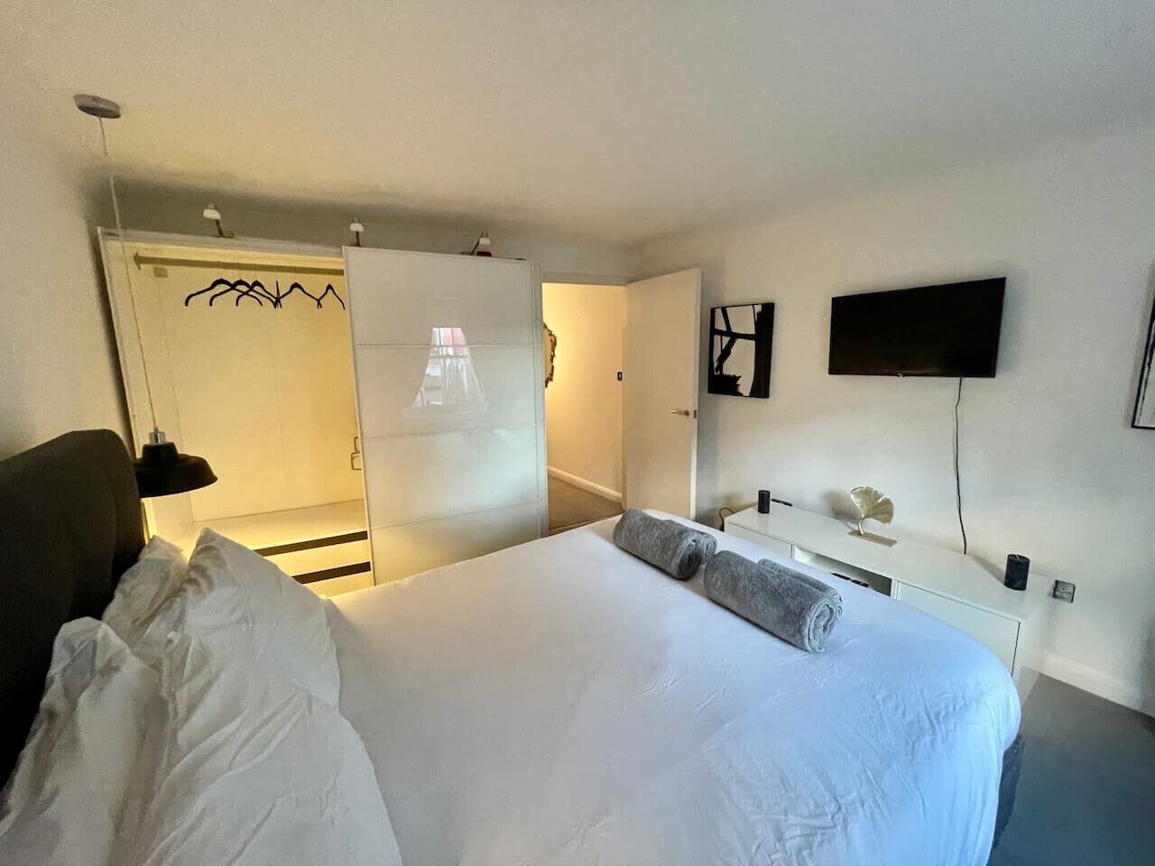 2 bedrooms, desk, iron/ironing board, WiFi