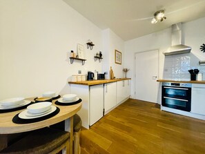 雪櫃、微波爐、焗爐、爐具