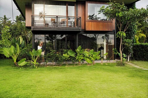 AK Lodges Islamabad: Exquisite 6-Bedroom Estate with Premium Finishes and AC