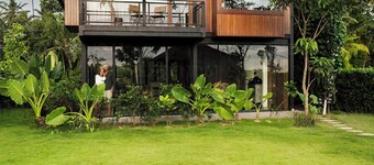 AK Lodges Islamabad: Exquisite 6-Bedroom Estate with Premium Finishes and AC