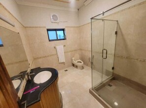 Douche, sèche-cheveux, bidet, serviettes fournies