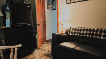 Télévision, lecteur de DVD, livres