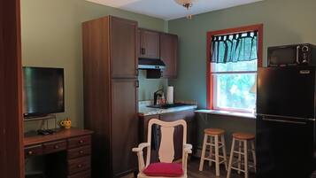 Réfrigérateur, micro-ondes, plaque de cuisson, cafetière/bouilloire