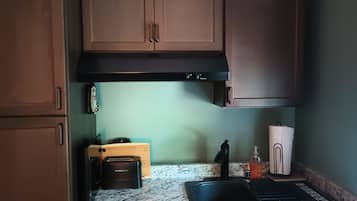 Réfrigérateur, micro-ondes, plaque de cuisson, cafetière/bouilloire