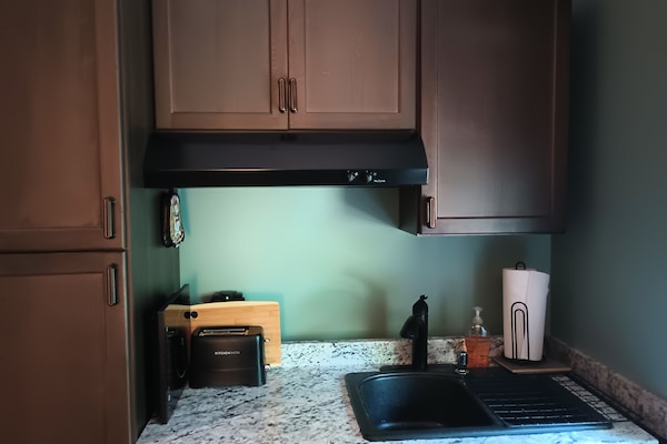 Réfrigérateur, micro-ondes, plaque de cuisson, cafetiÚre/bouilloire