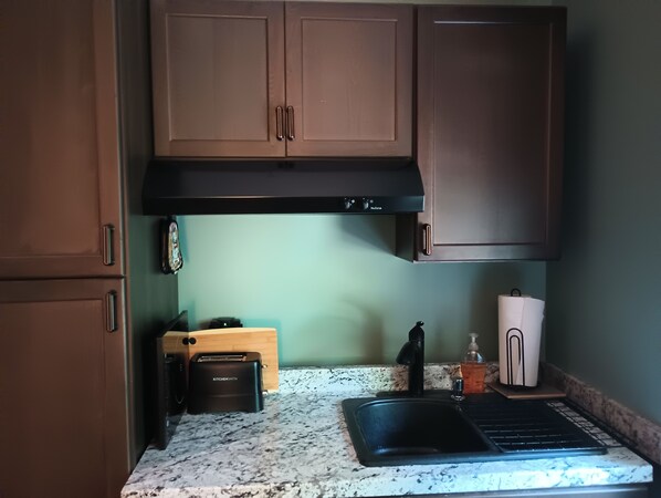 Fridge, microwave, stovetop, coffee/tea maker