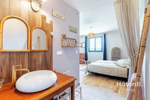 2 bedrooms, iron/ironing board, travel cot, WiFi