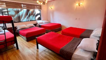 Habitación cuádruple Deluxe | Wifi gratis y ropa de cama