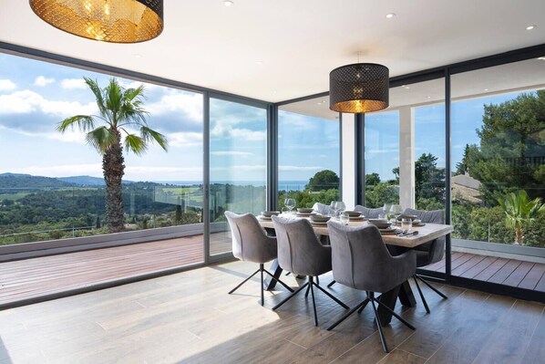 Dining - Modern villa with swimming pool and sea view. 5 suites and 2 bedrooms! (La Croix-Valmer)