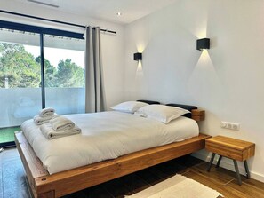 7 bedrooms, WiFi, bed sheets - Modern villa with swimming pool and sea view. 5 suites and 2 bedrooms! (La Croix-Valmer)