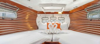 Private Sailboat. Walk to the beach & downtown