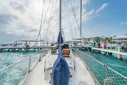 Private Sailboat. Walk to the beach & downtown
