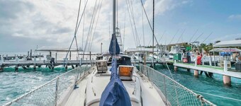 Private Sailboat. Walk to the beach & downtown