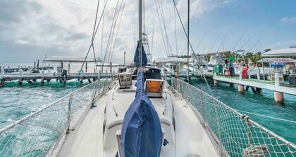 Private Sailboat. Walk to the beach & downtown