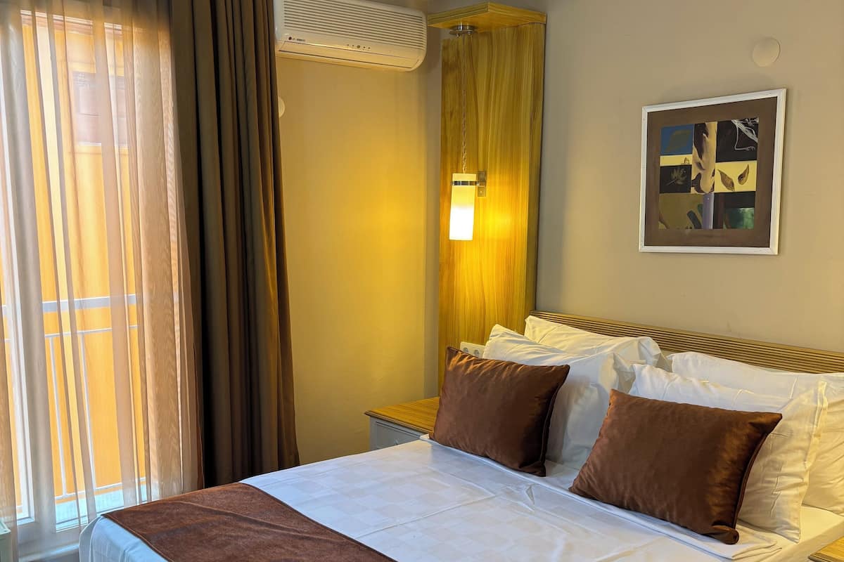 Escritorio y espacio para trabajar con laptop