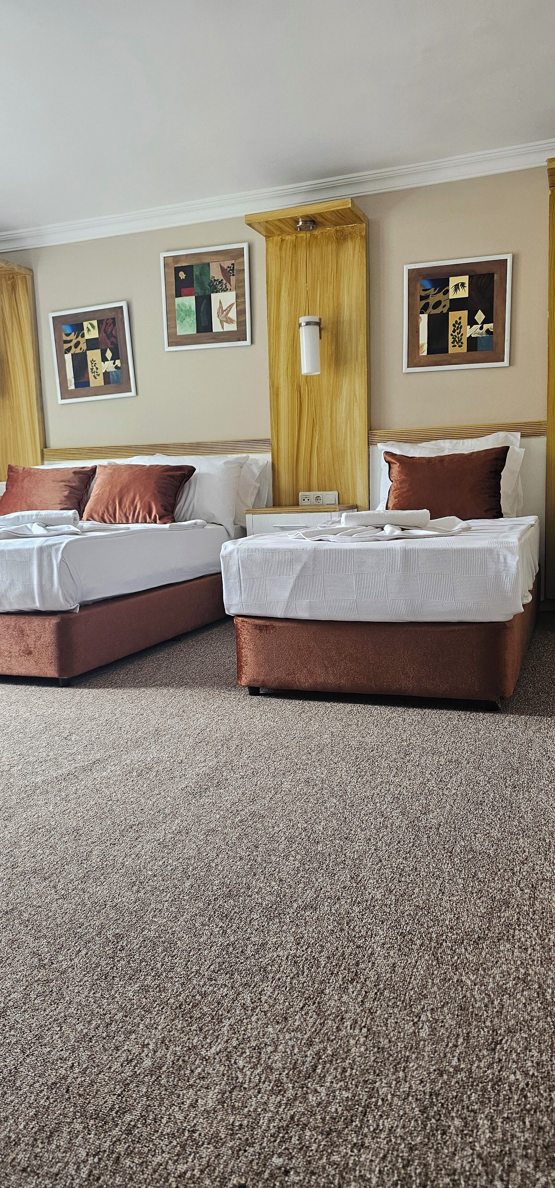 Tremannsrom – superior | Skrivebord og skrivebord for bærbar PC