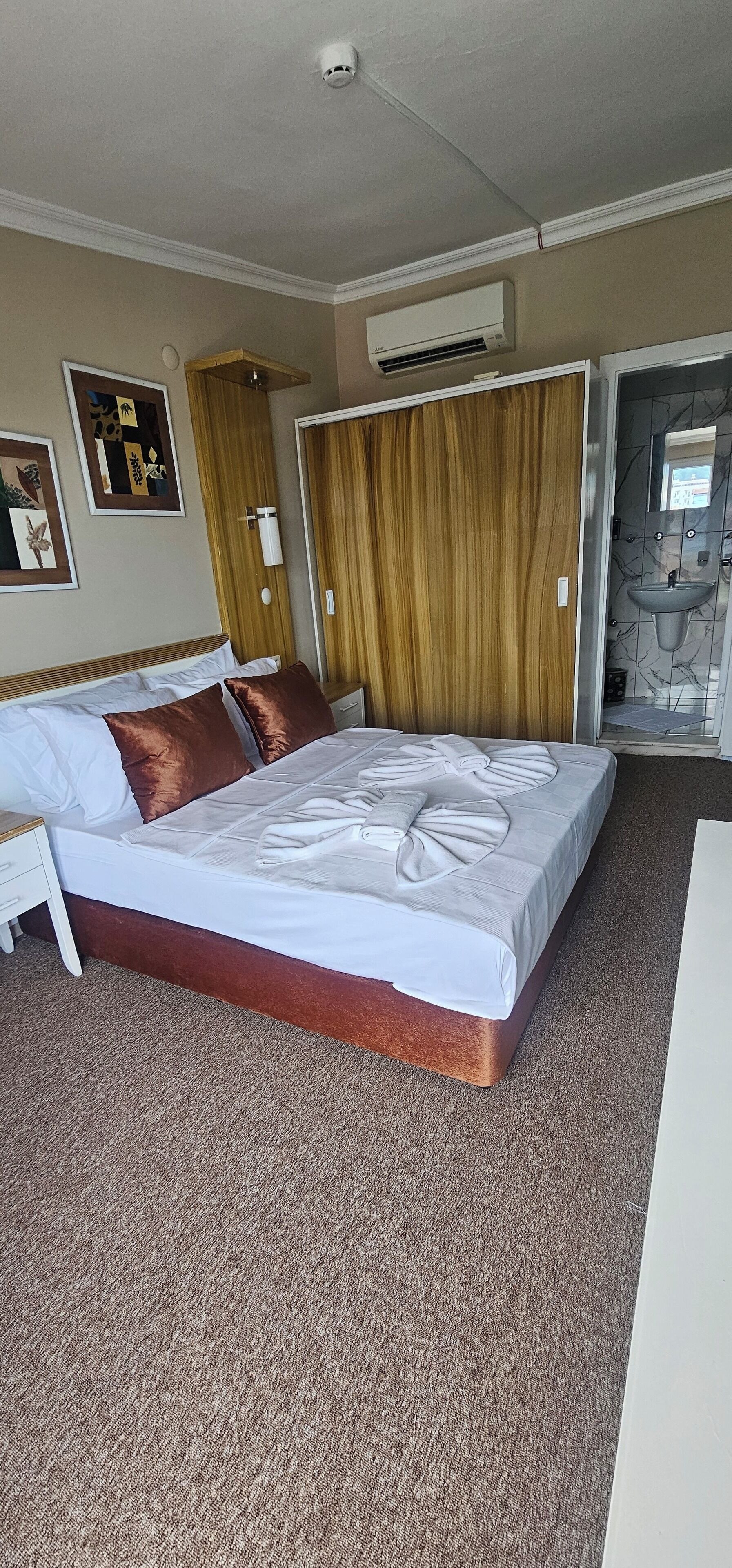 Dobbeltrom – superior | Skrivebord og skrivebord for bærbar PC