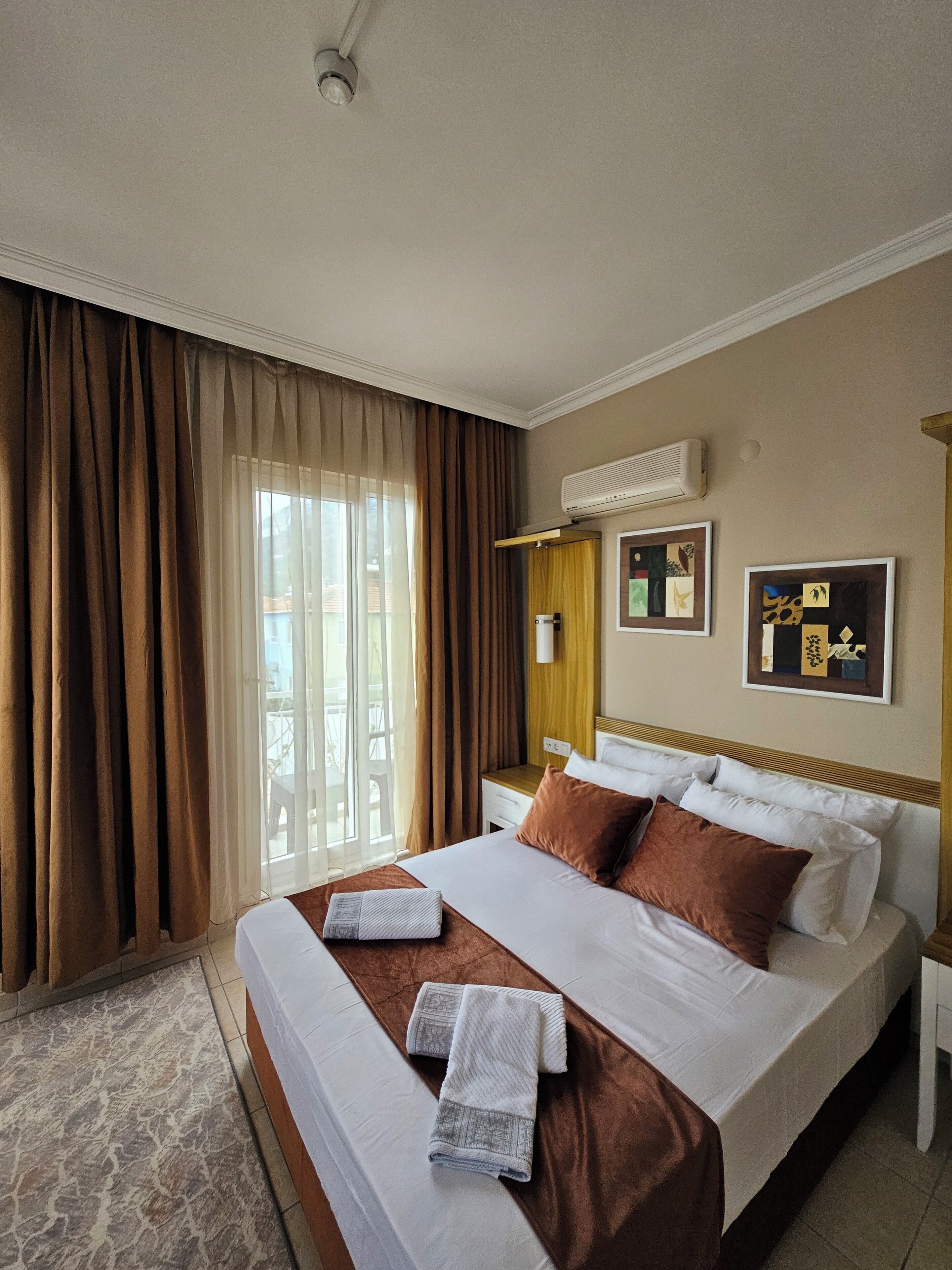 Dobbeltrom – deluxe, balkong, sjøutsikt | Skrivebord og skrivebord for bærbar PC