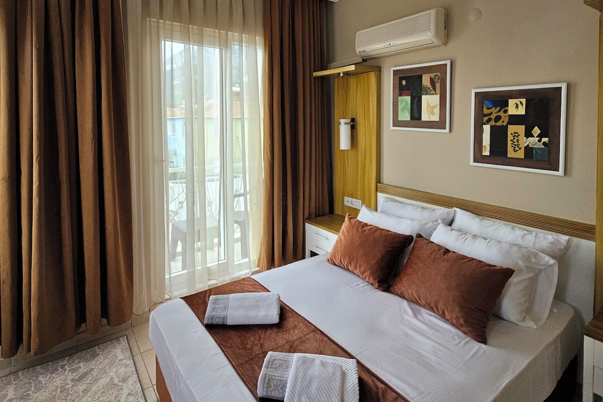 Escritorio y espacio para trabajar con laptop