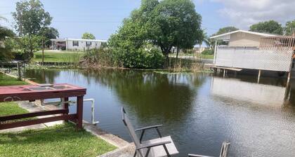 @Lakeside Peach@
Rare 3/2, Golf Cart, Lake O access from waterfront home