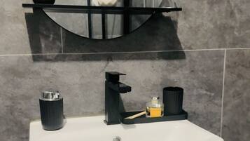 Asciugamani, sapone, carta igienica