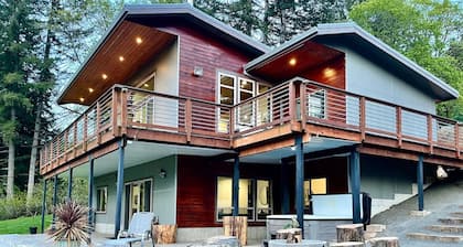 Hilltop Gated Wine Retreat | Views + Hot Tub Bliss