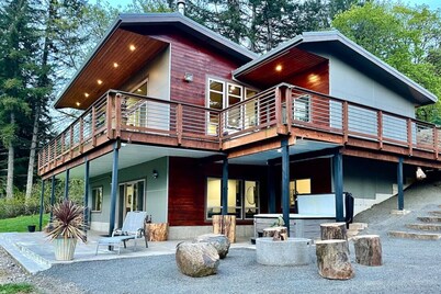 Hilltop Gated Wine Retreat | Views + Hot Tub Bliss