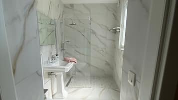 Dusche, Haartrockner, Handtücher, Seife