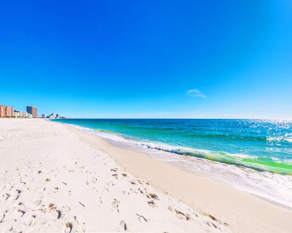 Una spiaggia nelle vicinanze, lettini da mare