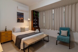 1 habitación, tabla de planchar con plancha y cuna de viaje 
