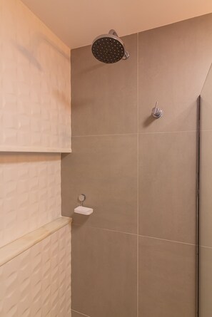 Dusche, Haartrockner, Handtücher, Shampoo