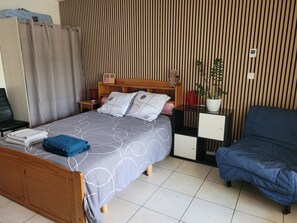 1 slaapkamer, een strijkplank/strijkijzer, reisbedje, internet