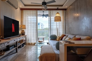 Appartement Luxe, balcon, vue jardin | Coin séjour | TV connectée de 50 pouces avec chaînes par satellite, Netflix