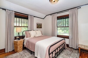 3 bedrooms, iron/ironing board, WiFi, bed sheets - 3bed/1.5bath Modern Retreat w/ Hot Tub (Ames)