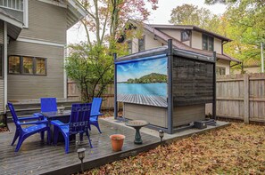 Outdoor dining - 3bed/1.5bath Modern Retreat w/ Hot Tub (Ames)