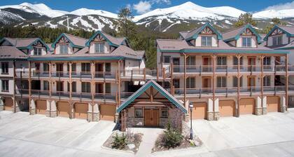 Spacious Breck condo walkable to Main St. + ski slopes with 2 free parking spots