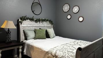 4 bedrooms, iron/ironing board, WiFi, bed sheets