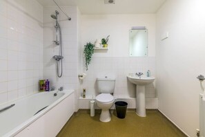 Serviettes fournies, savon, shampoing, papier toilette