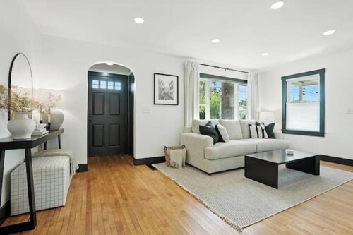 Backyard Bungalow • 2BR Near BTV + Fenced Yard