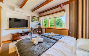 3 bedrooms, travel crib, free WiFi - Stunning home in Brest Pokupski (Brest Pokupski)