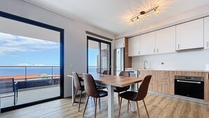 Une cuisine moderne avec des meubles en bois, un réfrigérateur en acier inoxydable et un four encastré.