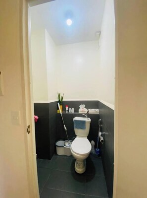 Dortoir partagé, 1 chambre, accessible aux personnes à mobilité réduite, vue sur la ville | Commodités de la salle de bain